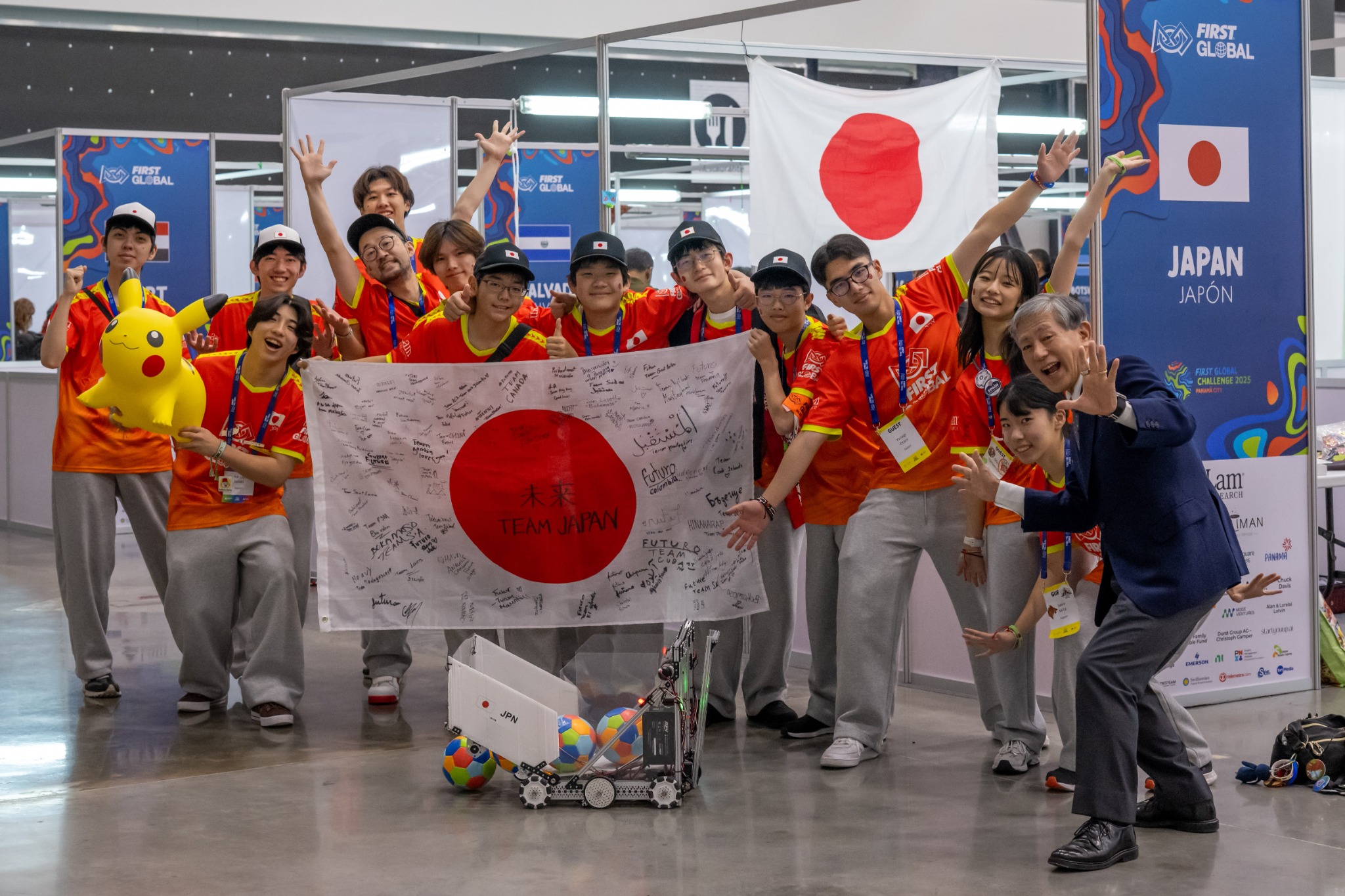 FIRST Global Challengeの会場で日本代表チームとロボットが並ぶ集合写真